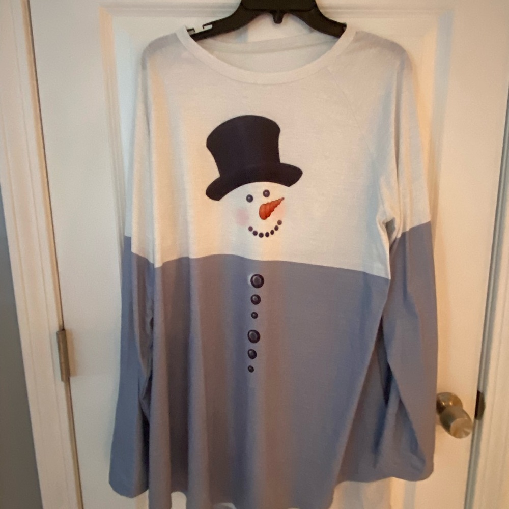 Size extra large thin cotton long sleeve top with snowman